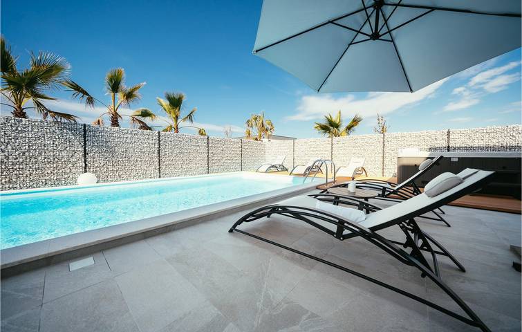 Acogedor apartamento de 1 dormitorio con piscina, terraza y a 1 km de la playa in Nin, Region de Zadar