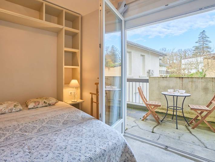 Studio entier, Studio lumineux avec balcon, à 400 m des Thermes, wifi et parking inclus in Cazaubon, Gers