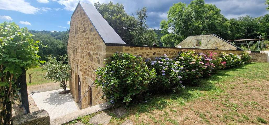 Location de vacances pour 14 personnes, avec piscine ainsi que jardin et vue, adapté aux familles à Saint-Martial-de-Gimel - 2
