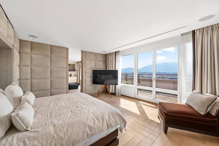 Location de vacances pour 6 personnes, avec Balcon et Jacuzzi ainsi que Terrasse et Jardin à Genève