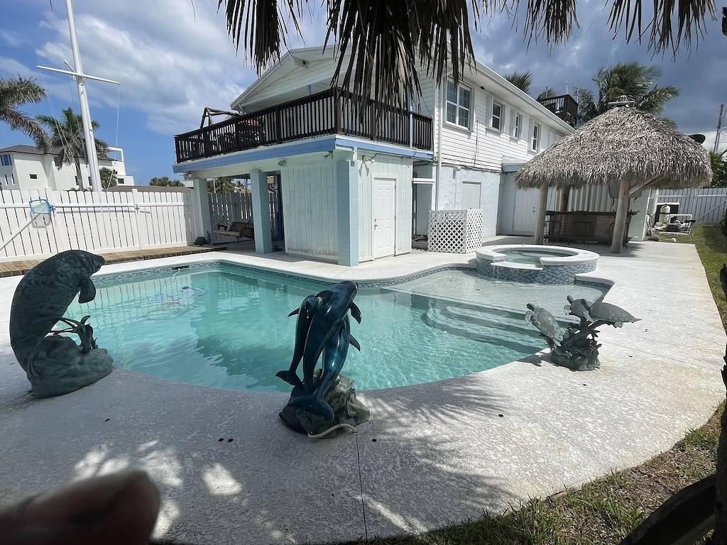 On Hutchinson Island. Large upstairs suite, private pool, beach is minutes away. in Fort Pierce, Hutchinson Island