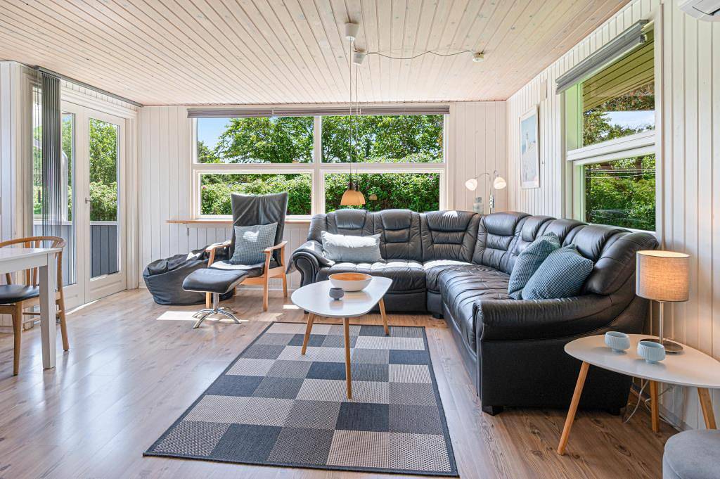 Ferienhaus mit Aktivitätsraum und Kaminofen in Bjerregård, Holmsland Klit
