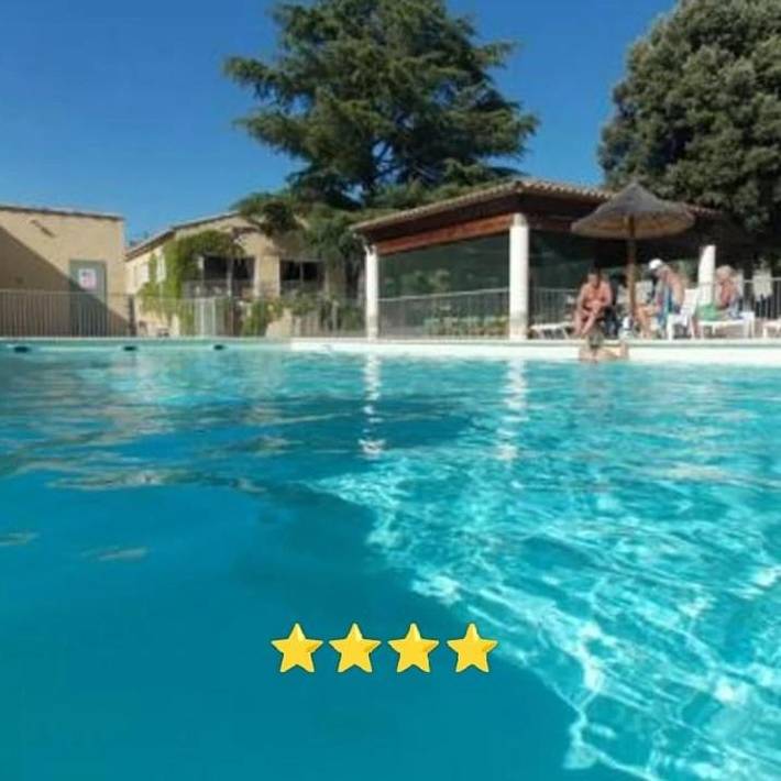 Camping pour 2 personnes, avec Terrasse et Jardin ainsi que Bassin pour enfant et Piscine