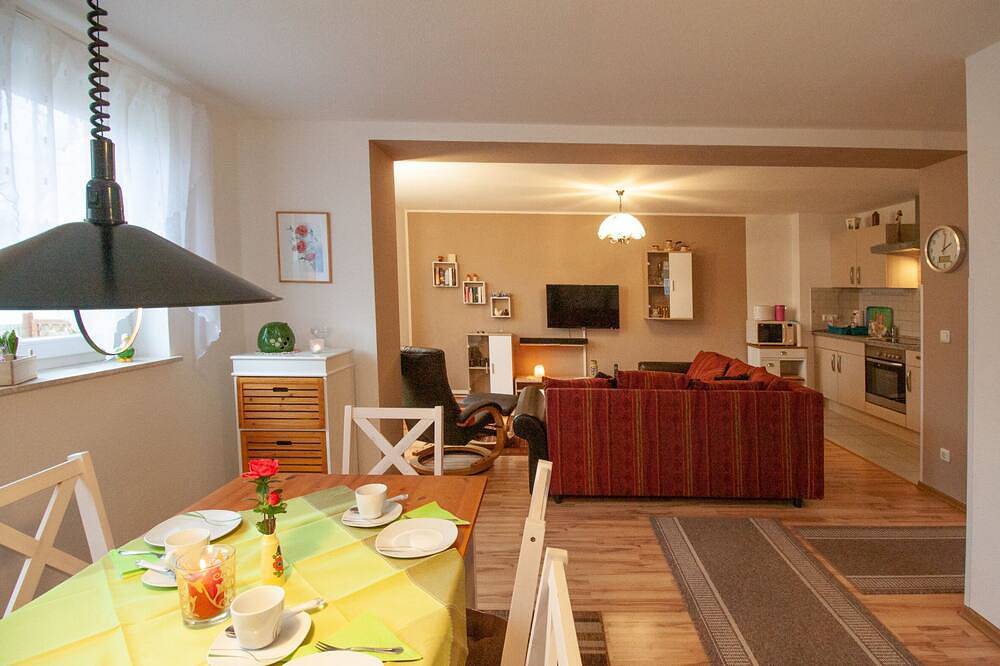 Ganze Wohnung, Moderne Ferienwohnung ,250m zum See, Südterrasse und Grill, voll Umzäunt. in Fleeth, Mirow