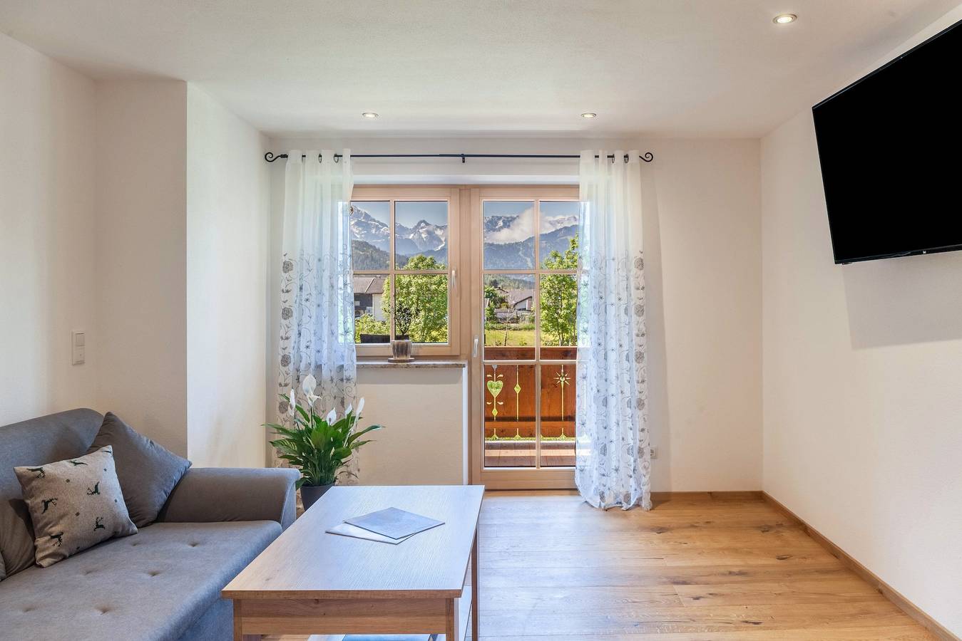 Ganze Wohnung, Ferienwohnung Johanni" Rund-um-Bergblick bis zur Zugspitze im Neubau mit Balkon und Wlan in Farchant, Bayerische Alpen