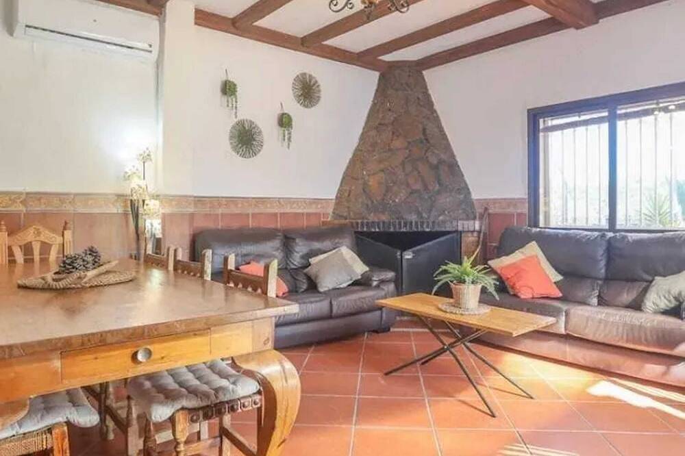Homerez - Spacious Villa in Guillena with Garden and Private Pool in Guillena, Sevilla Province