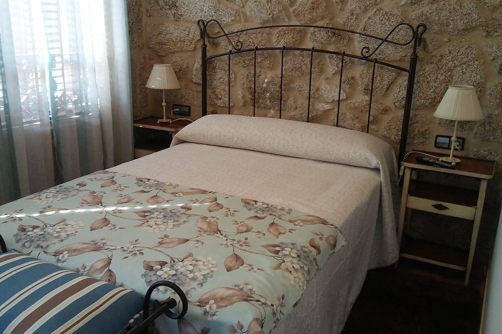 Beautiful house with porch and garden 5' drive from the beach and the mountains. in Moaña, Rías Baixas