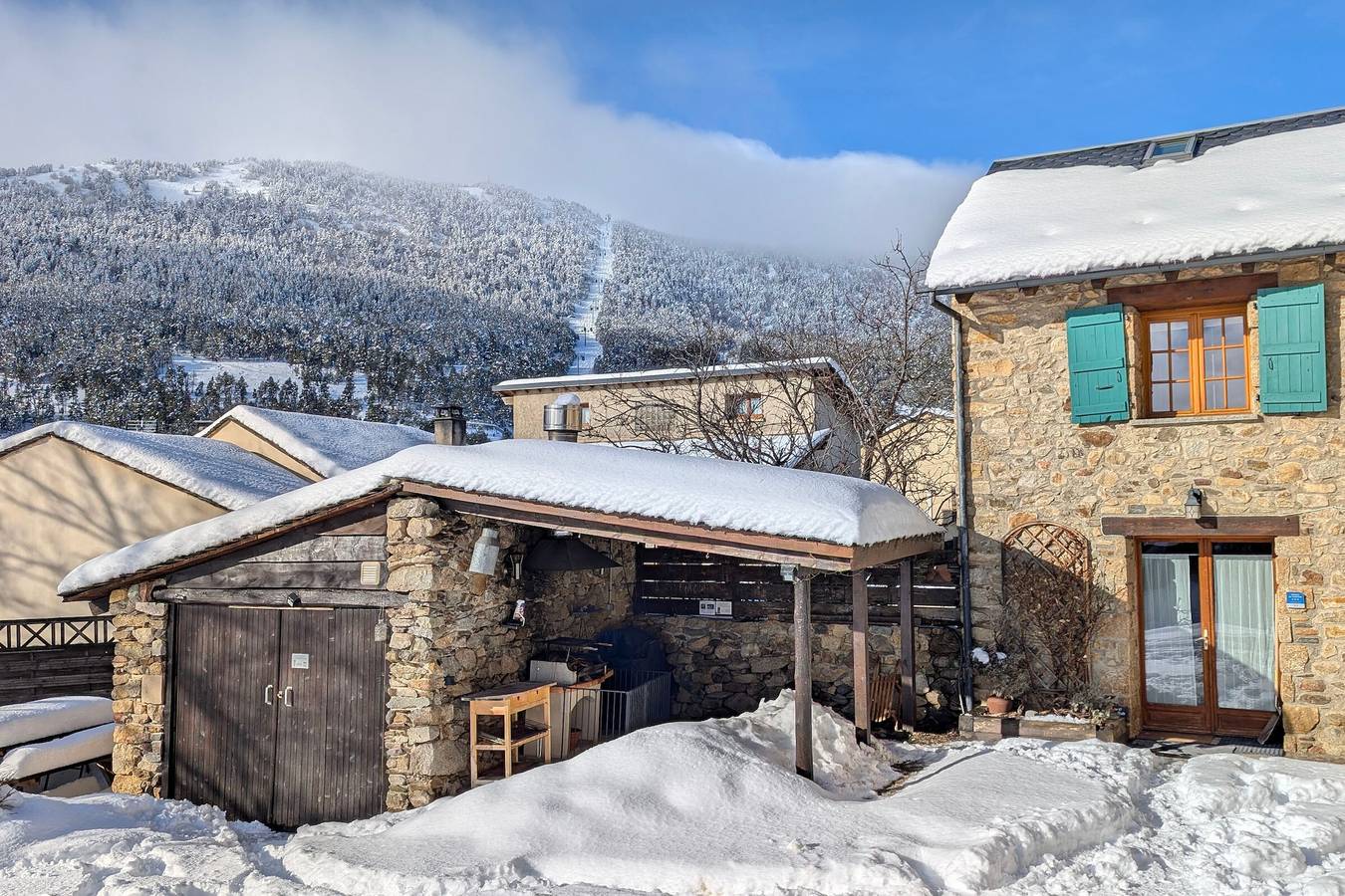 La Grange de la Petite Ourse avec grande terrasse meublée et magnifique vue lac et montagnes in Les Angles, Parc naturel régional des Pyrénées catalanes