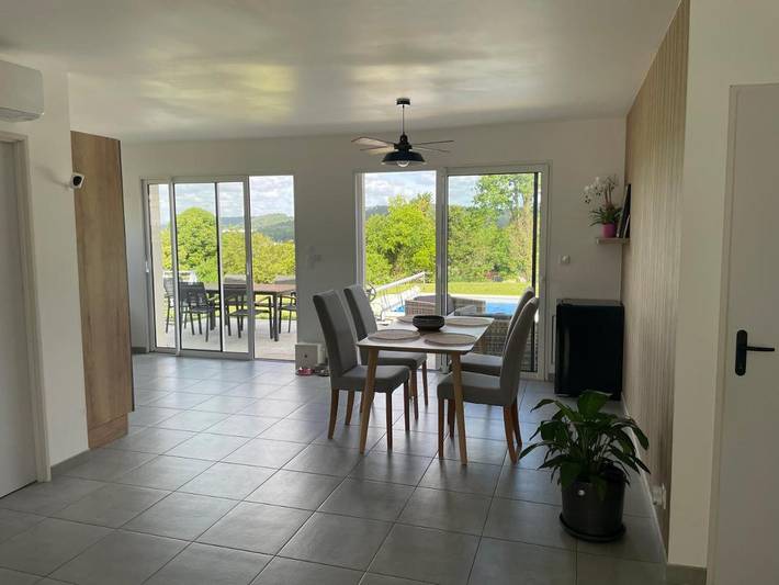 Location de vacances pour 6 personnes, avec jardin ainsi que vue et piscine, animaux acceptés à Boulazac - 2
