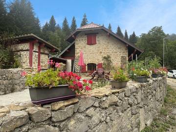 Gîte pour 8 personnes, avec terrasse et jardin dans Station de Monts Jura