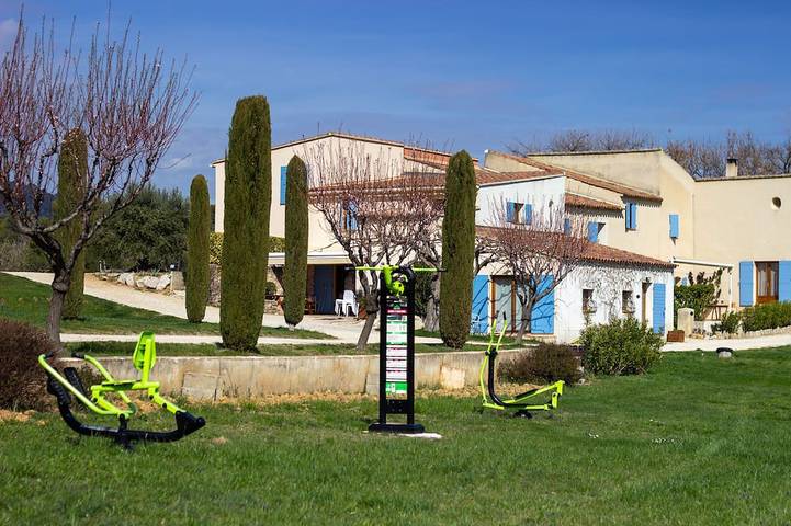 Gîte pour 10 personnes, avec piscine ainsi que jardin et terrasse à Peypin-d'Aigues