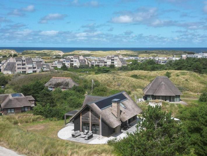 Vakantiehuis voor 12 personen, with Terras and Sauna as well as Uitzicht in Nes