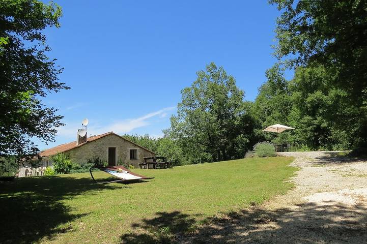 Gîte pour 5 personnes, avec Terrasse ainsi que Jardin et Piscine à La Rochebeaucourt-et-Argentine