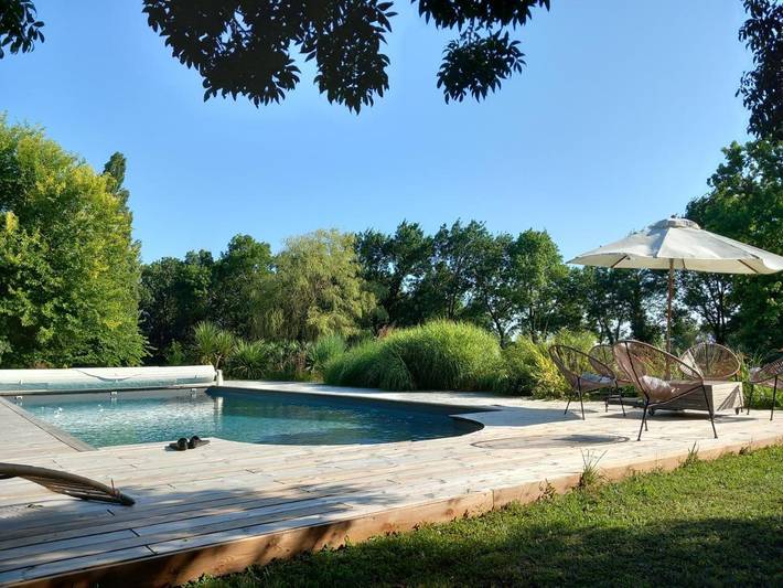 Gîte pour 2 personnes, avec terrasse et piscine ainsi que jardin et vue dans La Varenne