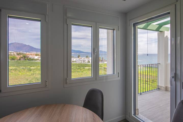 Entire apartment, Apartment 'Urbanización Jardines Del Mar' with Sea View, Shared Pool and Air Conditioning in La Chullera, Manilva