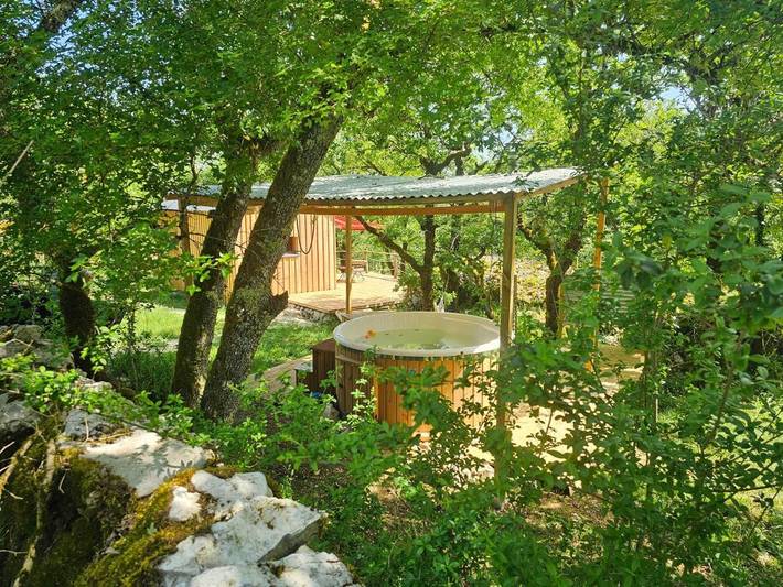 Gîte pour 2 personnes, avec terrasse ainsi que vue et jardin dans Cénevières - 4