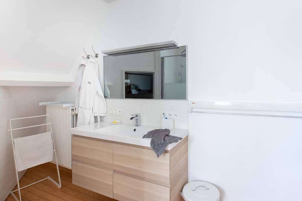 Gorgeous mansion in garden park — large parking, accessible & self check-in in Heverlee, Leuven