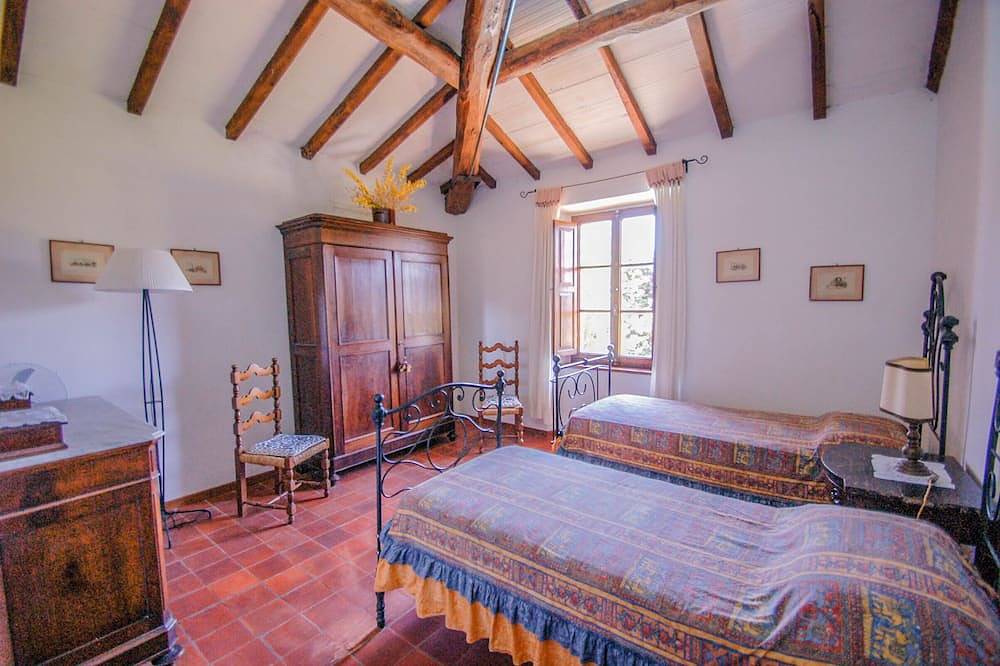 House with private pool at 2,8 km from Castiglione di Garfagnana. Panoramic view in Villa Collemandina, Garfagnana