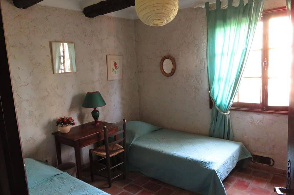 Rustic villa with a large swimming-pool, close to the sea in Puget-sur-Argens, Draguignan region