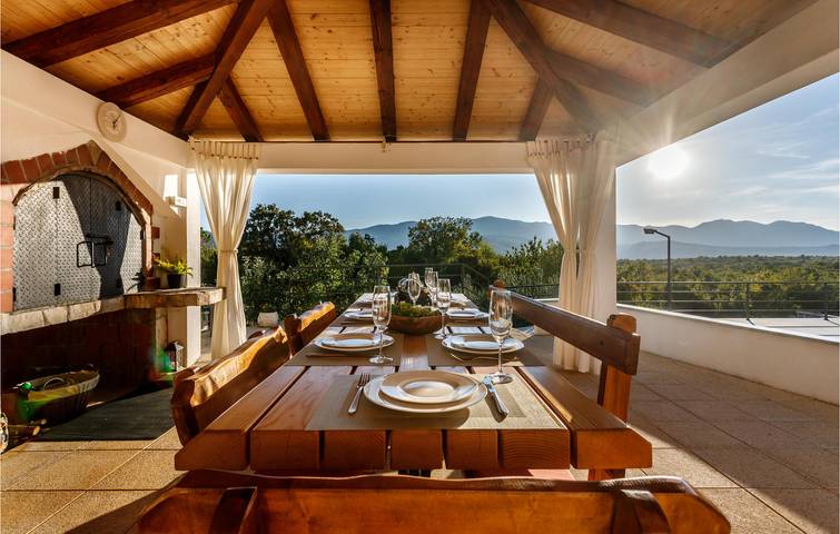 Geräumige 1-Zimmer-Wohnung mit Pool und Terrasse, WLAN und kostenlosen Parkplätzen in Dalmatinisches Zagora