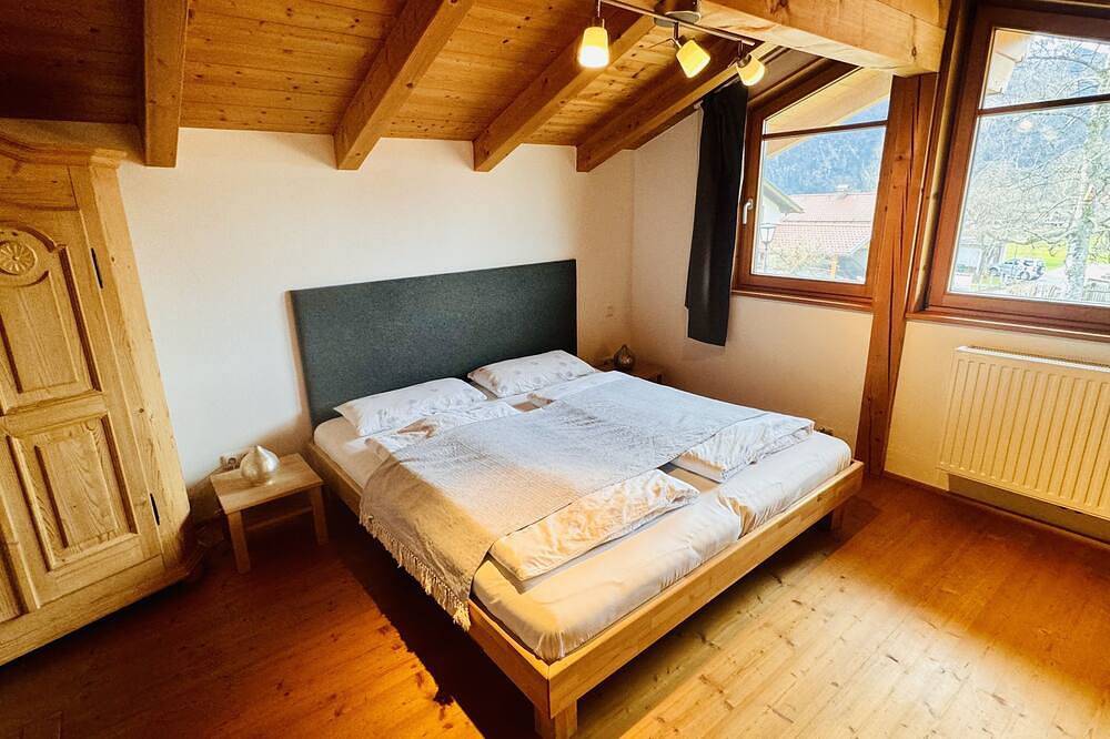 Ganze Wohnung, Gemütliche, modern ausgestattete Ferienwohnung mit Sonnenterasse und Bergblick in Oberammergau, Bayerische Alpen