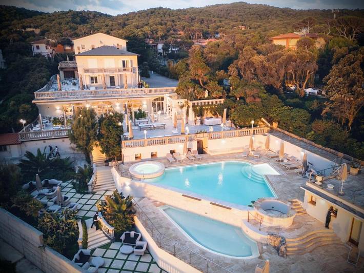 Hôtel pour 3 personnes, avec jacuzzi ainsi que piscine et terrasse