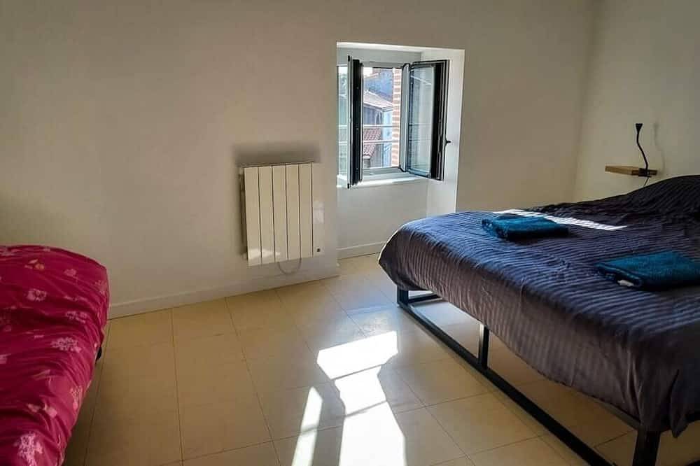 Entire apartment, Duplex in charming neighborhood overlooking chateau, close to downtown and all amenities in Clisson, Nantes region