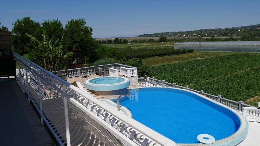 Chambre d’hôte, avec Terrasse et Jacuzzi ainsi que Jardin et Piscine dans Sečovlje