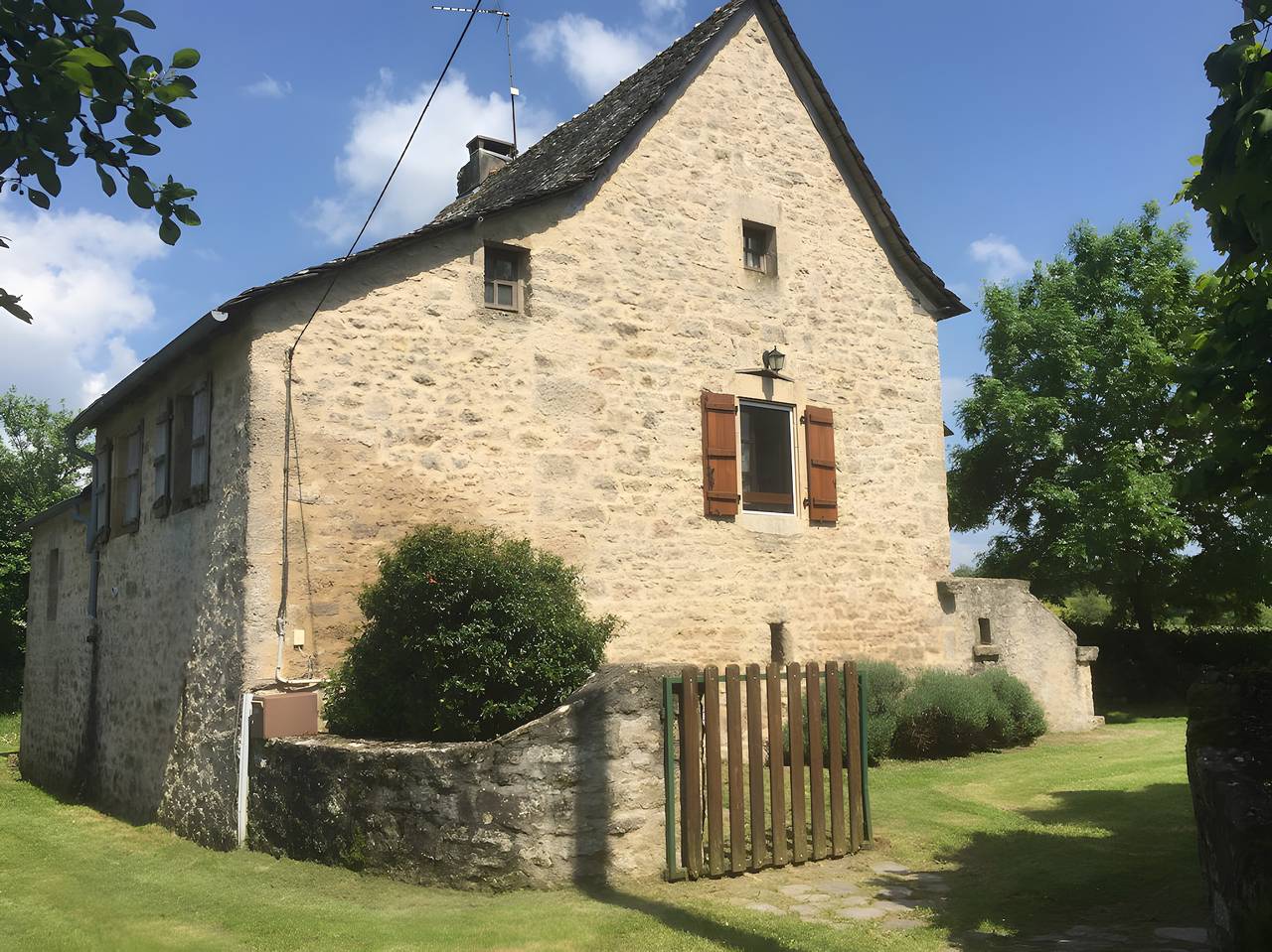 Gîte Du Cayrou: terraza privada, jardín, Wi-Fi, ideal para familias en Bournazel in Bournazel, Aveyron (desambiguación)