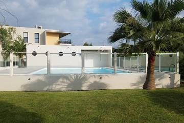 Gîte pour 4 personnes, avec piscine et terrasse à La Roquette-sur-Siagne