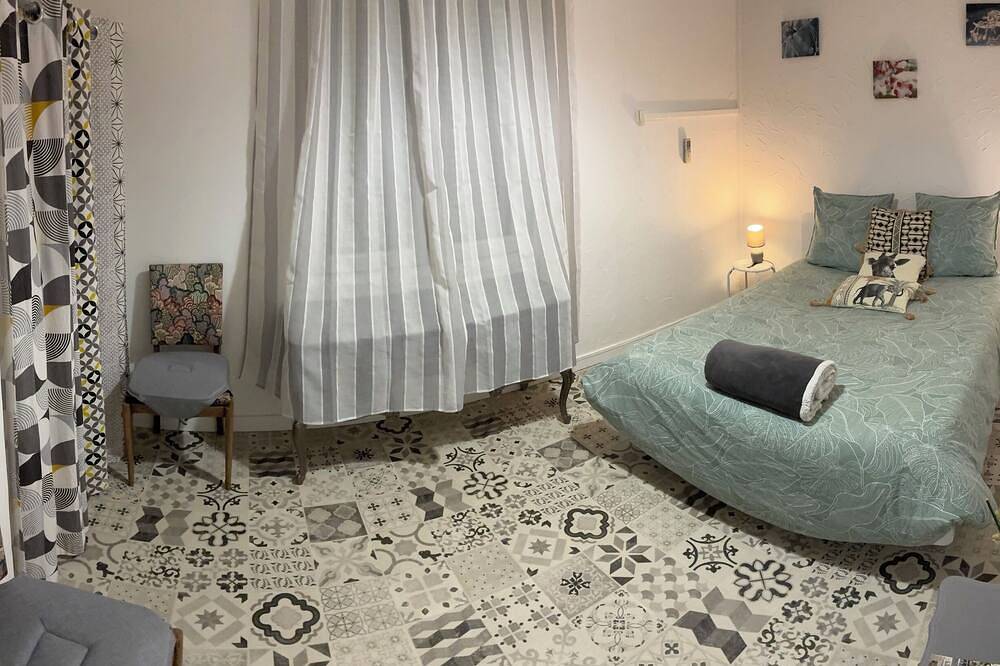 Nice, cozy, comfortable house in a quiet area, wifi, with 2 courtyards, 70m2, 2 bedrooms in Belleville-sur-Meuse, Verdun
