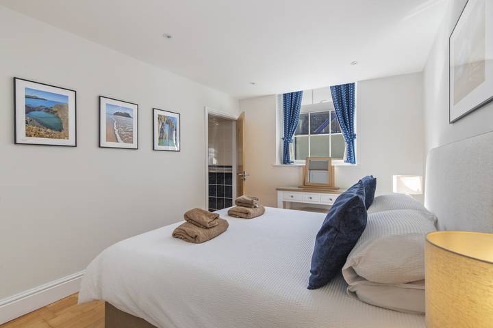 Apartamento entero, Schooner House - Panoramic Sea Views and Parking in Saundersfoot, Pembrokeshire