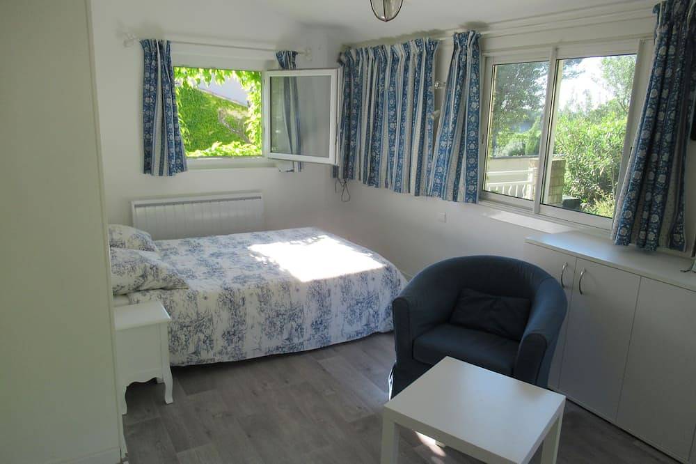 Encantadora casa en Provencal Gard, gran jardín, piscina, juegos para niños in Orsan, Region de Nimes