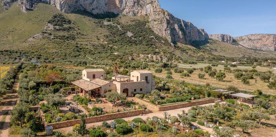 B&b per 3 persone, con Terrazza e Idromassaggio nonché Giardino e Piscina a Custonaci