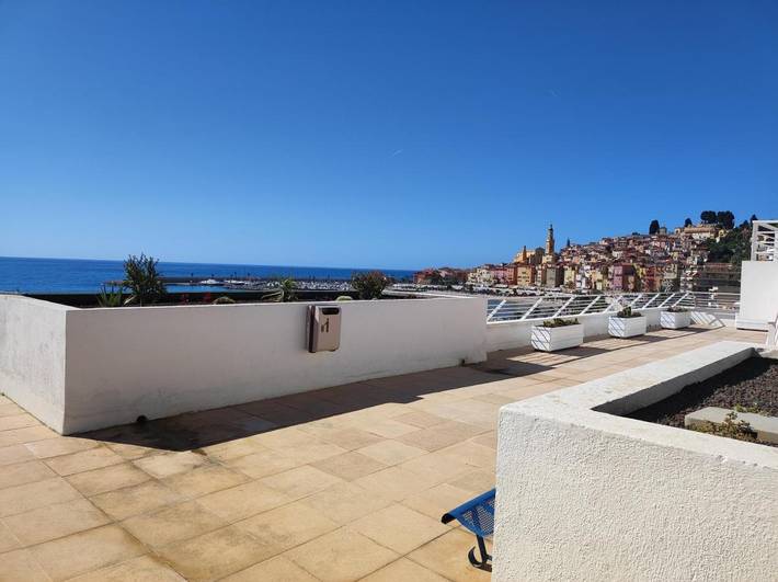 Gîte pour 4 personnes, avec Terrasse ainsi que Piscine et Vue dans Plage des Sablettes Est - 3