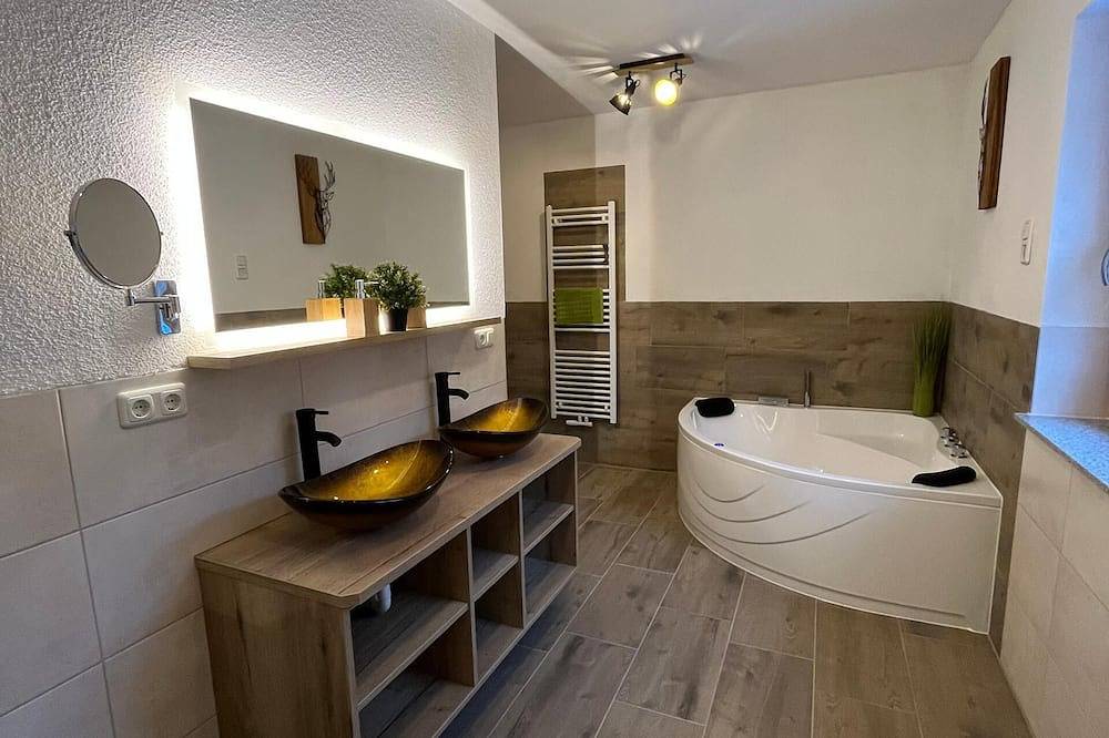 Ganze Wohnung, Gemütliche Ferienwohnung (76qm) mit Kaminofen und zwei Schlafzimmern in Kollnburg, Ostbayern