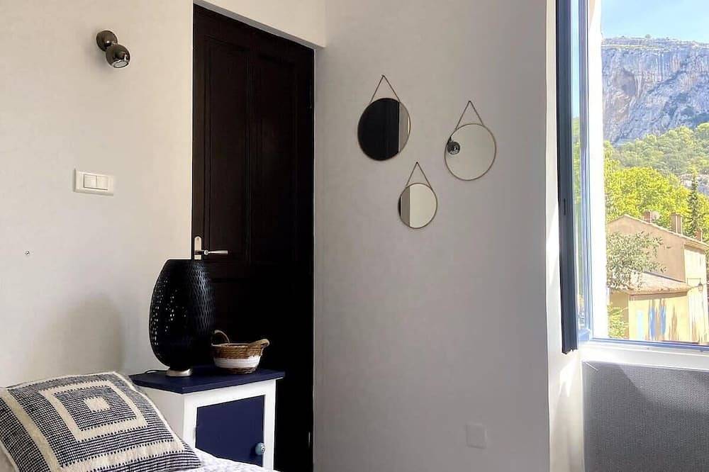 Villa les Volets Bleus, an authentic house in the heart of the city center. in Fontaine-de-Vaucluse, Vaucluse