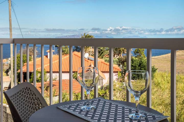 Appartement entier, Appartement "Avec la vue sur la mer" avec balcon et Wi-Fi in Caniço, Île de Madère