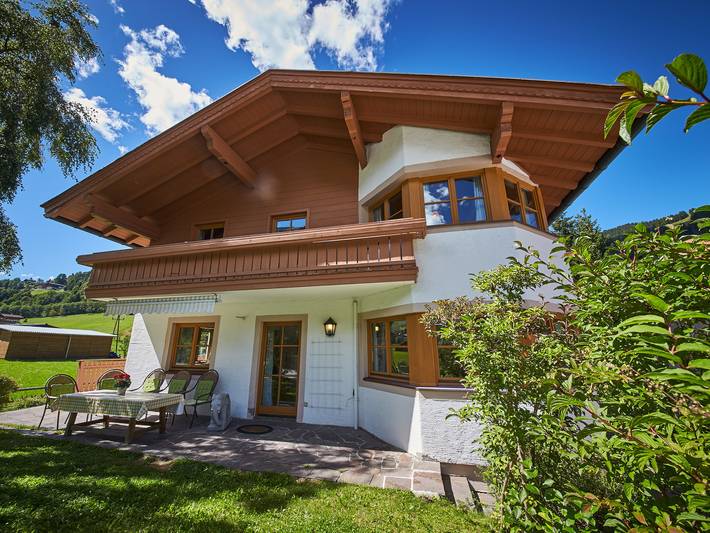 Chalet voor 25 personen, with Balkon and Terras as well as Tuin in Saalbach