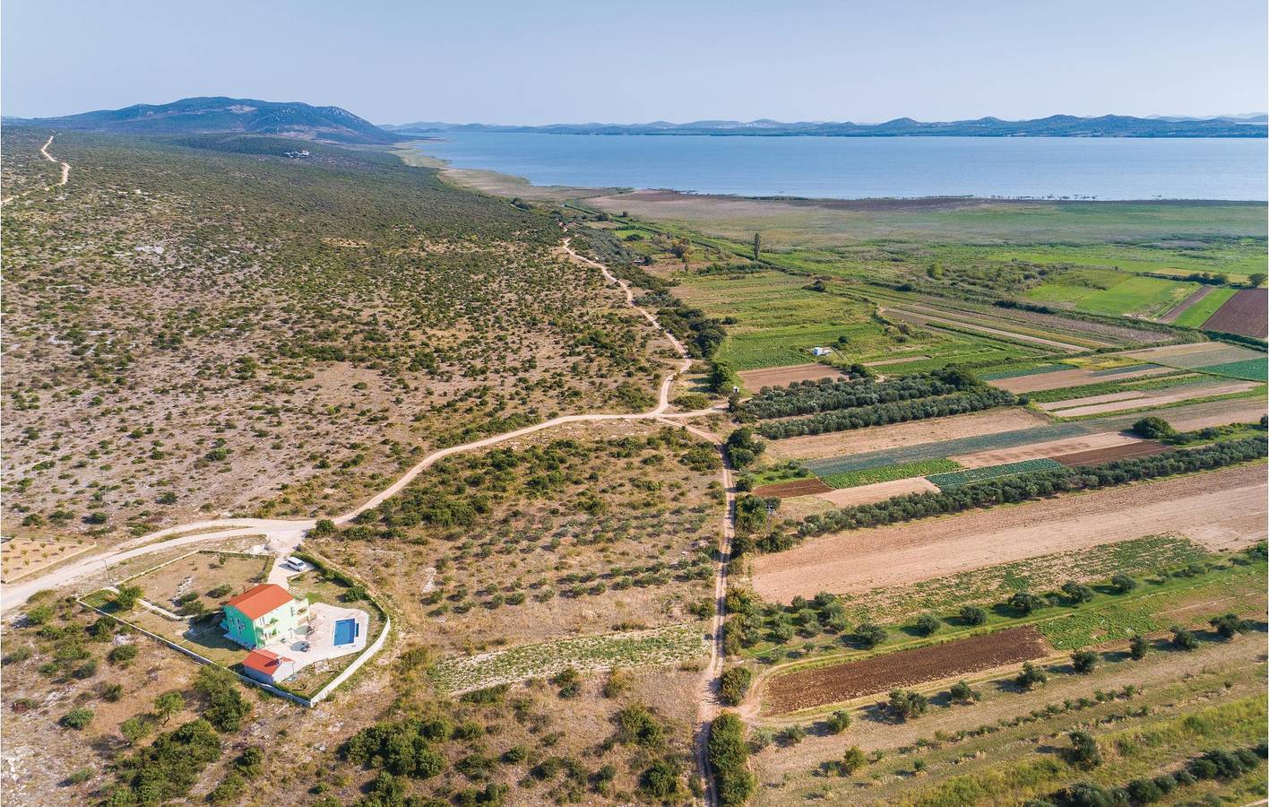 Charmantes 2-Zimmer-Apartment mit saisonalem Pool und Terrasse in Pakostane, Zadar
