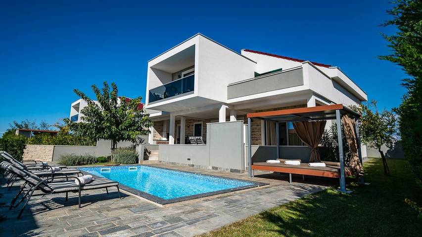 Villa für 7 Personen, mit Terrasse und Pool sowie Garten auf Pag