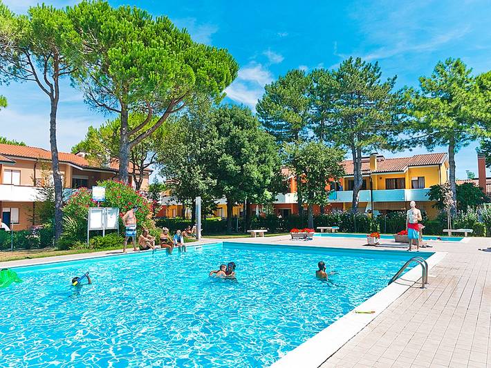 Ferielejlighed for 5 personer, med have og børnepool samt balkon i Bibione