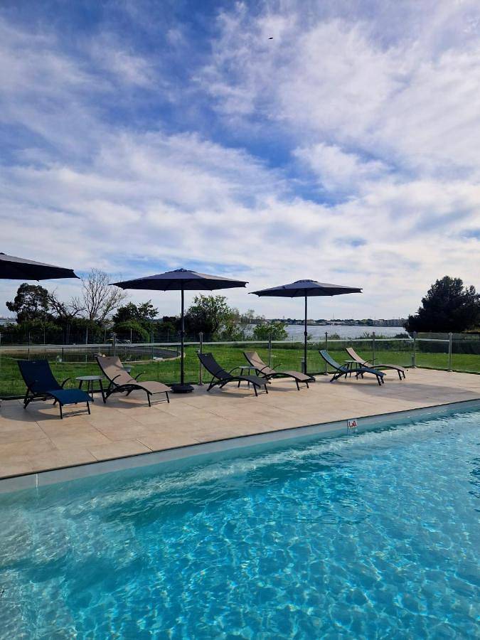 Hôtel pour 4 personnes, avec Terrasse ainsi que Jardin et Piscine à Fos-sur-Mer