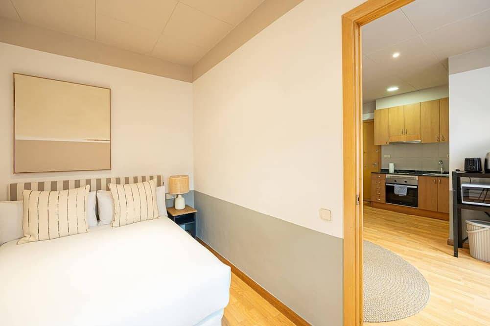 Hel lejlighed, Discover the charm of Barceloneta in our cozy one-bedroom apartment, perfect for monthly stays. Ideal for professionals and couples, this space combines comfort and functionality with the unique appeal of being just steps away from the beach. in Barcelona Centre, Barcelona