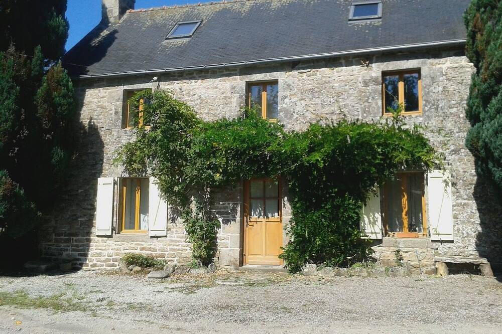 Jolie maison en pierre au coeur de la campagne française. in Langonnet, Région de Pontivy