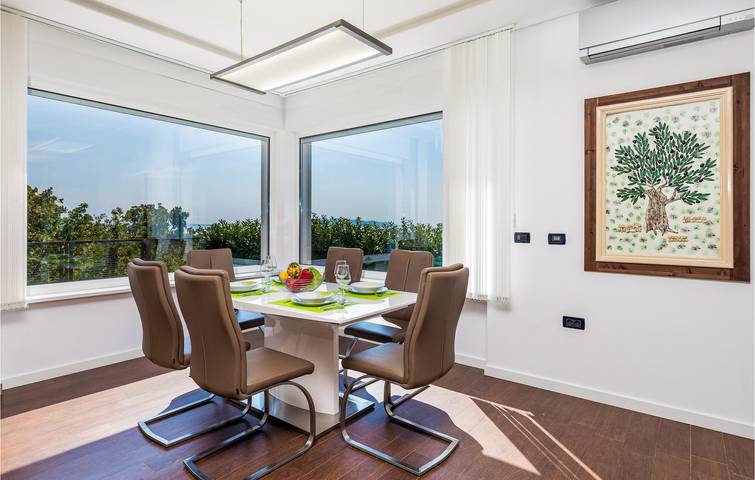 Reizende Ferienwohnung mit Pool und Terrasse, 800 m vom Strand entfernt in Rijeka, Primorje-Gorski Kotar