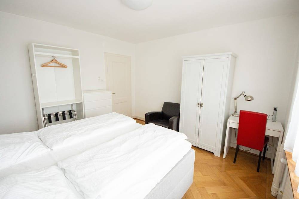 Entire apartment, Sunny & Stylish 3 Bedroom Apartment, 20 min from city centre. 1st Floor. in Zurich, Zurich district