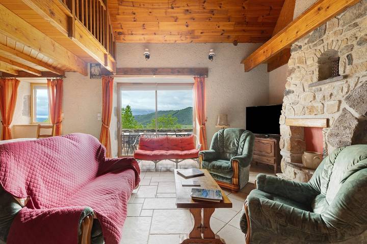 Maison de vacances 'Le Panorama' avec vue sur la montagne, terrasse partagée et Wi-Fi in Rentières, Parc naturel régional des Volcans d'Auvergne
