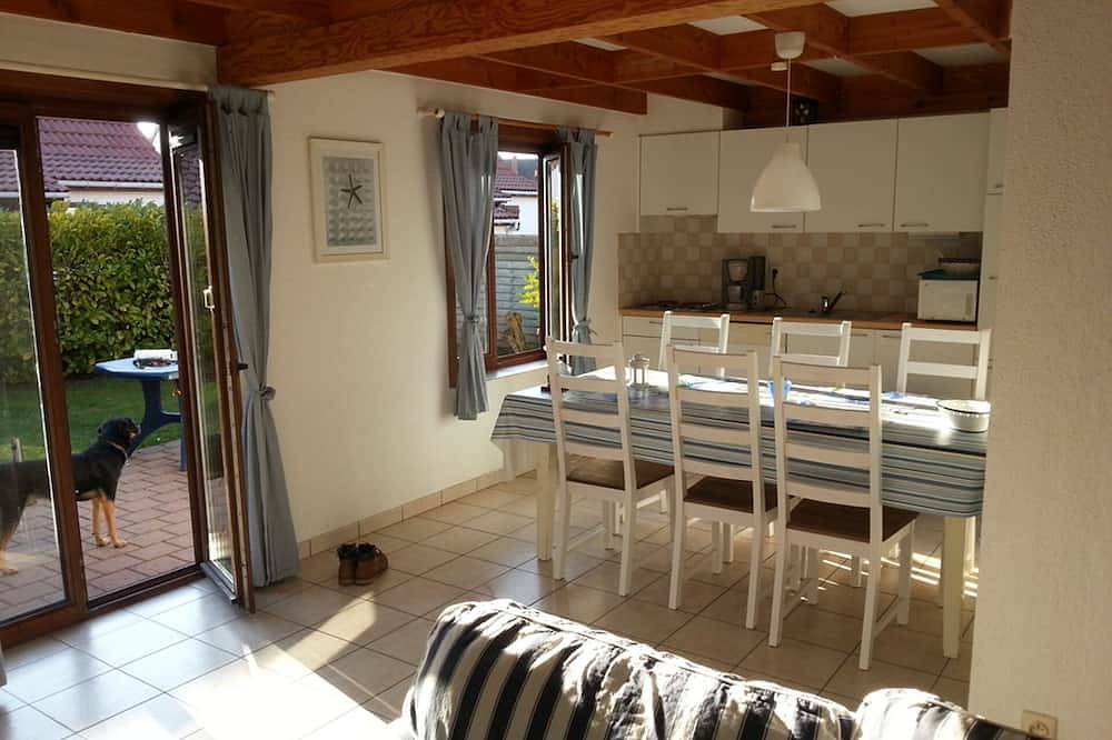 Helles Ferienhaus bis 6 Personen mit Kamin, Garten, Parkplatz u. Wifi in De Haan in De Haan, Belgische Küste