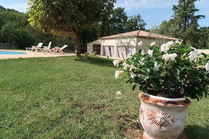 Location de vacances pour 25 personnes, avec jardin et balcon à Le Puy-Sainte-Réparade